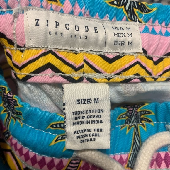 Men’s Medium 5’ Zip Code Cotton Print Shorts - Picture 2 of 3